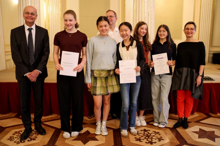 3. Preis Städt. Humboldt-Gymnasium Düsseldorf - De malo aureo - Sprachenfest 2025 Schwerin