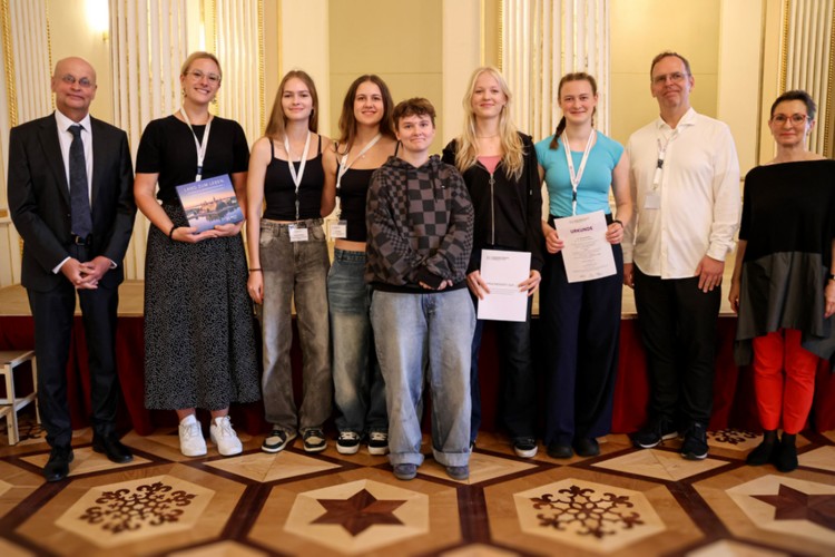 2. Preis Paulus-Praetorius-Gymnasium Bernau - (Un)following my family - Sprachenfest 2025 Schwerin