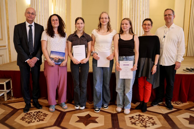1. Preis Liborius-Gymnasium Dessau-Rosslau - Falling into future - Sprachenfest 2025 Schwerin