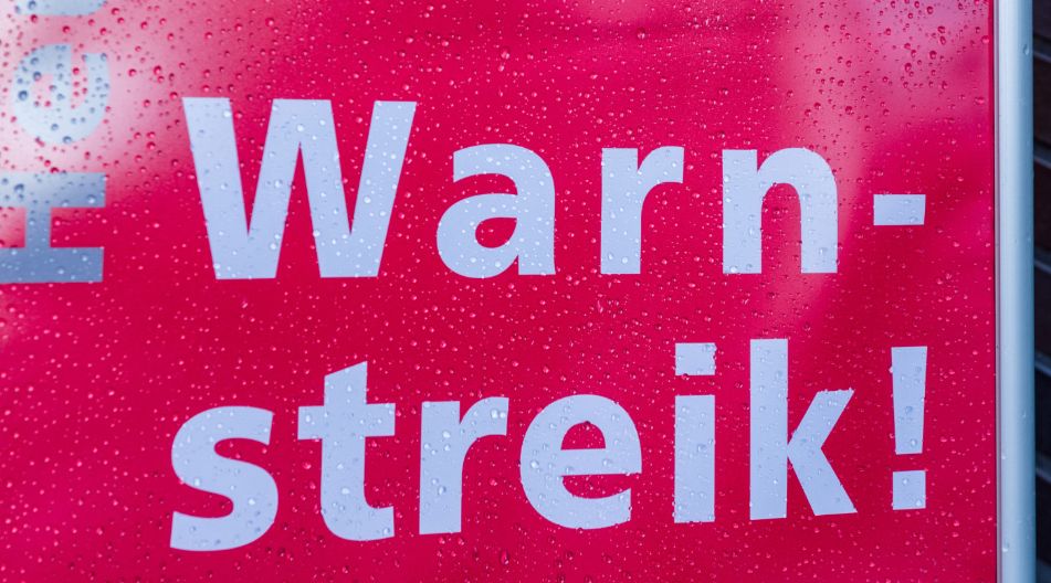 Ein rotes Schild mit dem Hinweis "Heute Warnstreik!"