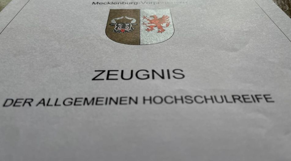 Das Deckblatt eines Zeugnisses der Allgemeinen Hochschulreife in Mecklenburg-Vorpommern in Nahaufnahme.