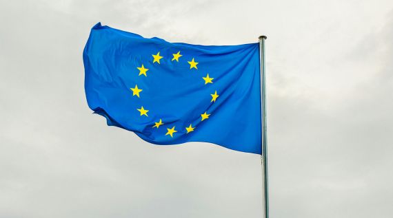EU-Flagge Die Flagge der Europäischen Union weht hoch am Himmel.
