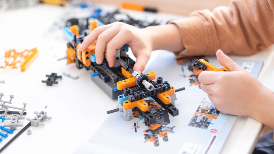Technik in der Kita: Beim Tüfteln und Bauen wird die Begeisterung der Kinder geweckt. Sie lernen, Zusammenhänge zu verstehen. Technik in der Kita: Beim Tüfteln und Bauen wird die Begeisterung der Kinder geweckt. Sie lernen, Zusammenhänge zu verstehen.