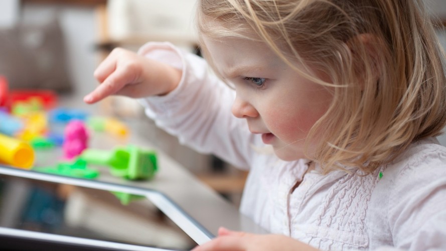 Welche Medienheldinnen und Medienhelden habe ich? Kinder können früh die Vor- und Nachteile digitaler Bildung kennenlernen.
