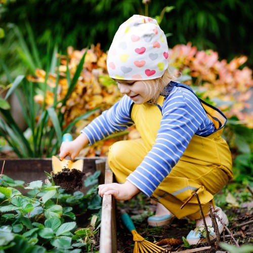Gartenarbeit wie bei den Großen: Durch Ausprobieren, Erkunden und Erforschen lernen Kinder ihre Umwelt kennen.