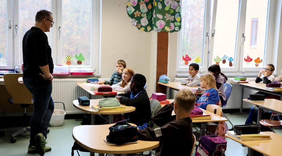 Eine multikulturelle Klasse der Grundschule Campus am Turm aus Schwerin hört im Klassenraum einer Lehrkraft zu. Eine multikulturelle Klasse der Grundschule Campus am Turm aus Schwerin hört im Klassenraum einer Lehrkraft zu.